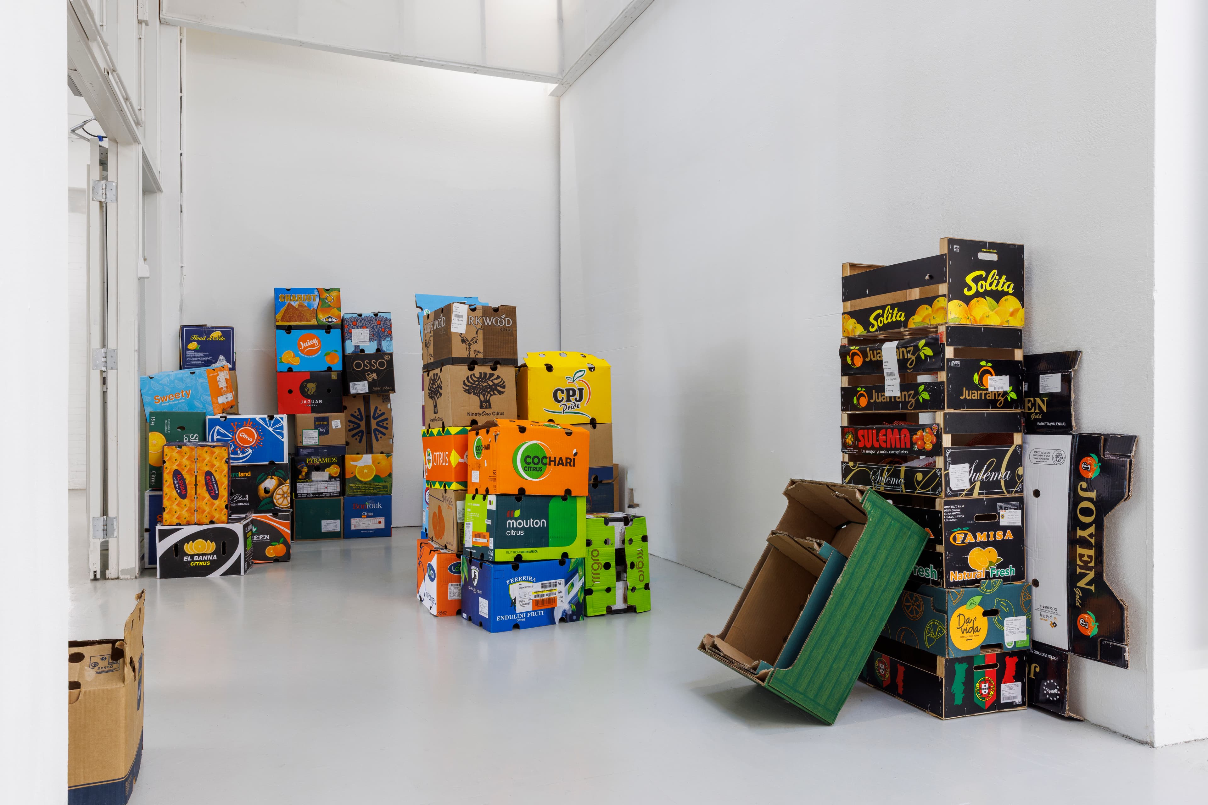 Boxes that transported oranges from abroad to Arnhem (NL) piled up according the country of origin