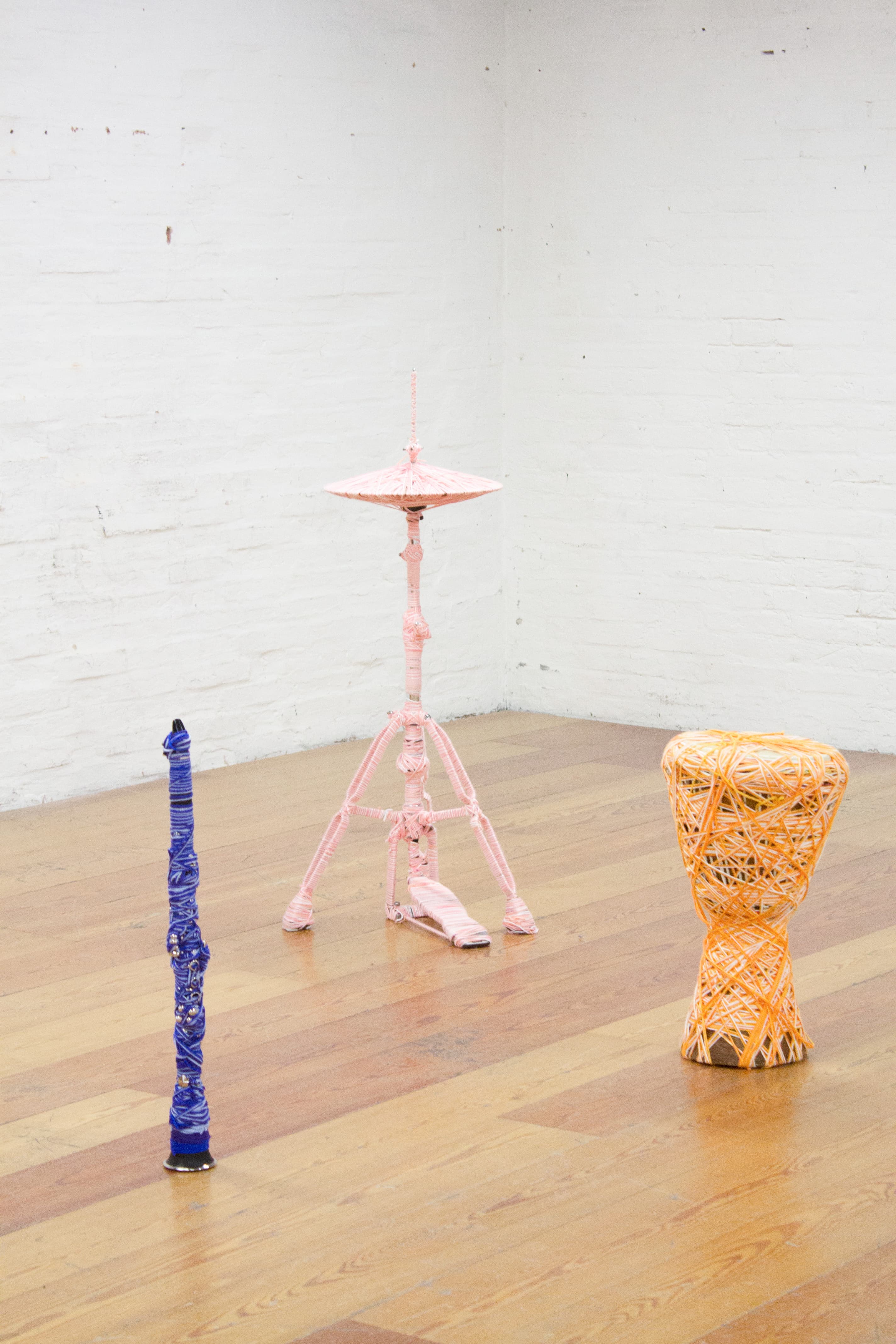 Woolen threads redraw and rediscover the shapes of musical instruments.